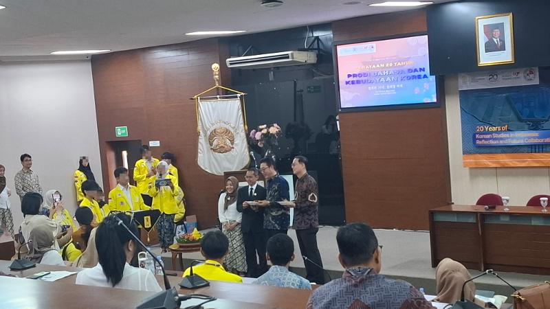 Euis Sulastri selaku Ketua Prodi BKK UI, Untung Yuwono selaku Dekan FIB UI, Lee Sanghoon selaku Direktur Korea Foundation Jakarta Office, dan Lee Kang Hyun selaku Presiden KOCHAM Indonesia berfoto bersama saat seremoni pemotongan tumpeng dalam rangka perayaan 20 tahun Prodi BKK UI tanggal 28 Agustus 2026 di Auditorium Gedung 1 FIB UI, Depok. 