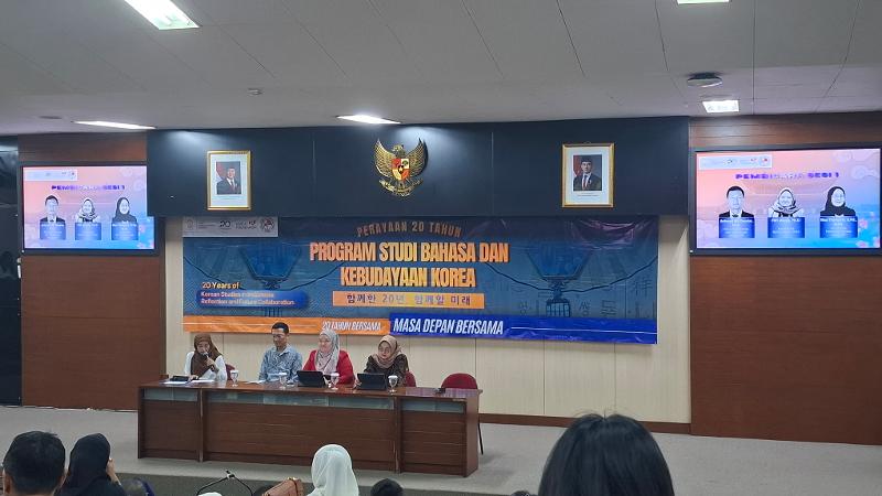 Potret moderator dan panelis seminar akademik sesi 1 yang membahas penerjemahan, pengajaran, dan perkembangan studi Korea dalam rangka perayaan 20 tahun Prodi BKK UI tanggal 28 Agustus 2026 di Auditorium Gedung 1 FIB UI, Depok. 