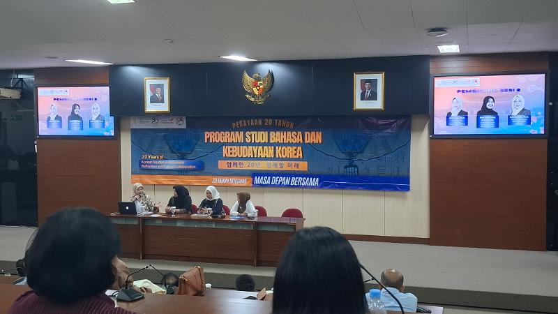 Moderator dan panelis pada seminar akademik sesi 2 yang membahas kajian Korea dengan pendekatan sosial, politik, dan kolaborasi global dalam rangka perayaan 20 tahun Prodi BKK UI tanggal 28 Agustus 2026 di Auditorium Gedung 1 FIB UI, Depok. 