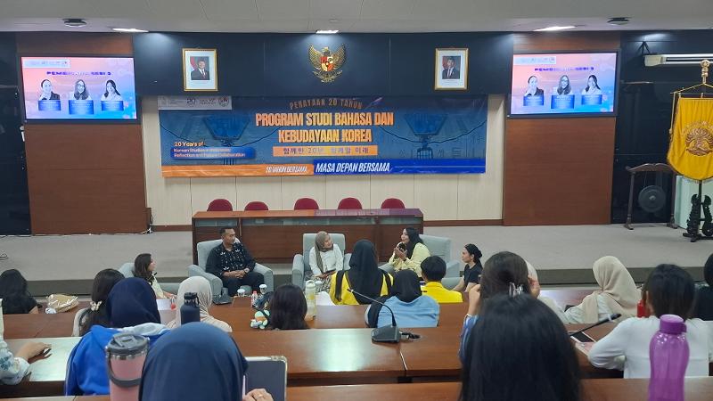 Para alumni Prodi BKK UI berbagi pengalaman berkuliah di Prodi BKK UI dan tip studi serta karier pada sesi gelar wicara dalam rangka perayaan 20 tahun Prodi BKK UI tanggal 28 Agustus 2026 di Auditorium Gedung 1 FIB UI, Depok.  