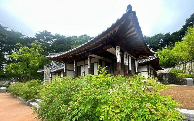 Ojukheon di Gangneung merupakan tempat kelahiran seniman Shin Saimdang dan putranya sehingga menjadi salah satu warisan sejarah penting di kawasan Gangneung. Foto di atas dipotret tanggal 16 Juni 2026. 