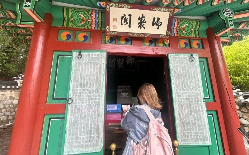 Eojaegak di kompleks Ojukheon menjadi tempat penyimpanan buku Gyeokmongyogyeol karya Yulgok dan batu tinta yang digunakannya saat kecil sebagai bagian dari peninggalan sejarah keluarga. Foto di atas dipotret tanggal 16 Juni 2026. 