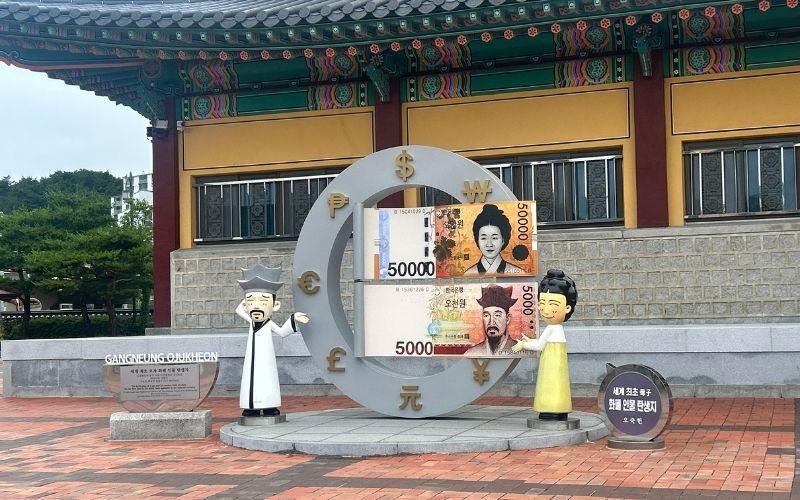 Yulgok dan Shin Saimdang ditampilkan sebagai tokoh pada mata uang Korea, menjadikan keduanya pasangan ibu dan anak pertama di dunia yang sama-sama diabadikan sebagai figur mata uang. Foto di atas dipotret tanggal 16 Juni 2026.  