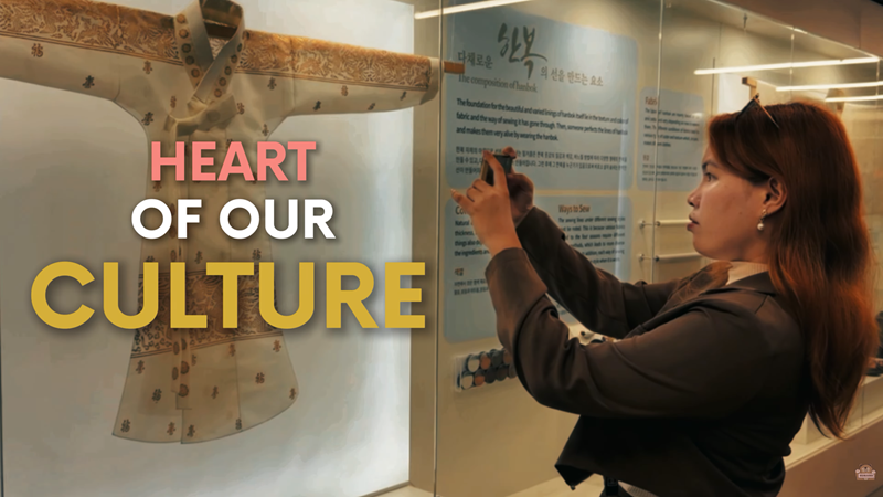 Potret Dayne dalam tangkapan layar video The YOUth in I saat menghadiri pameran Hanbok, Reborn as Art yang berlangsung di Korean Cultural Center Filipina yang digelar dari tanggal 10 Juli hingga 26 September 2026. 