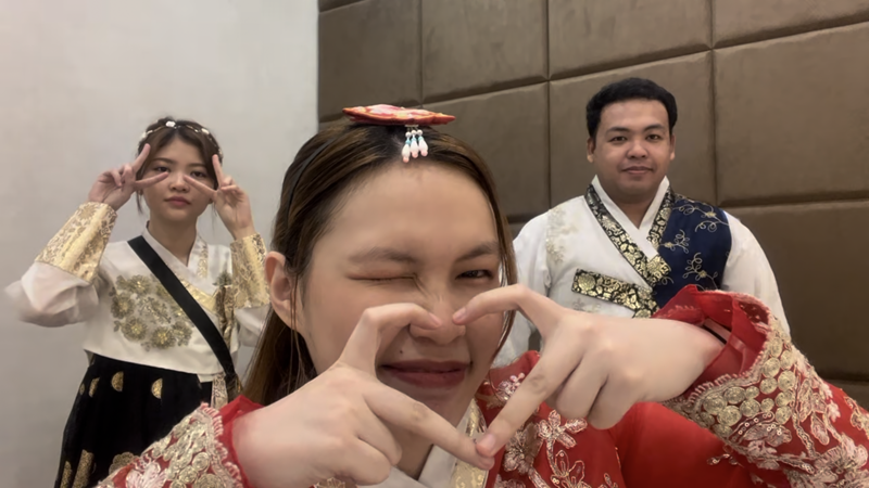 Potret dari kiri ke kanan: Armyn, Dayne, dan Michael menyewa dan mengenakan hanbok bersama-sama di Makati, Filipina tahun 2024. 