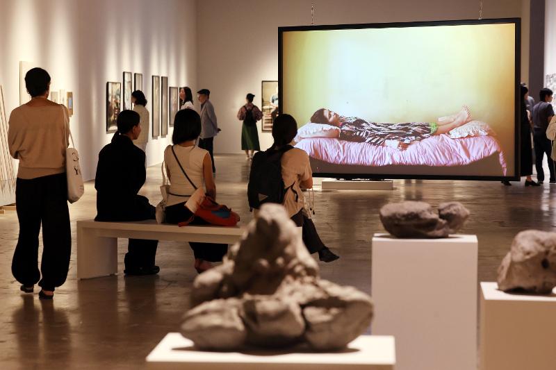 Para peserta mengamati karya seni dalam acara Press Day Gwangju Biennale ke-16 yang digelar pada tanggal 4 September 2026 di Gwangju Biennale Exhibition Hall, Buk-gu, Provinsi Jeonnam-Gwangju. (Yonhap News)