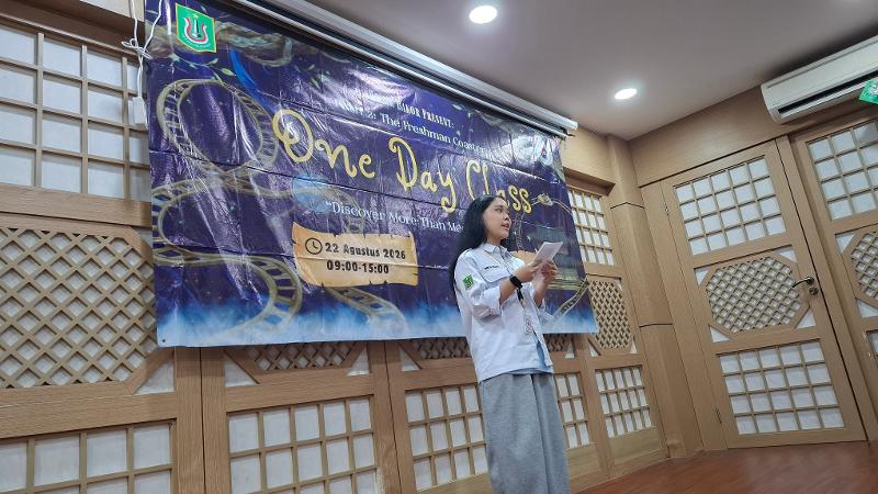 Haneeva Shereen Pohan selaku ketua pelaksana acara memberikan kata sambutan pada pembukaan Kelas Satu Hari Prodi Bahasa Korea UNAS tanggal 22 Agustus 2026 di Universitas Nasional, Jakarta. (Amanda Larasati) 