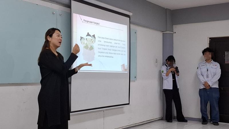 Potret Ko Yookyung menjelaskan sejarah hangeul kepada peserta Kelas Satu Hari sesi pertama tanggal 22 Agustus 2026 di Universitas Nasional, Jakarta. (Amanda Larasati) 