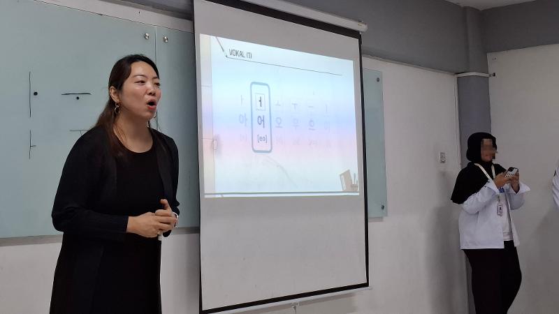 Ko Yookyung membimbing peserta Kelas Satu Hari sesi pertama untuk praktik melafalkan huruf hangeul pada tanggal 22 Agustus 2026 di Universitas Nasional, Jakarta. (Amanda Larasati) 