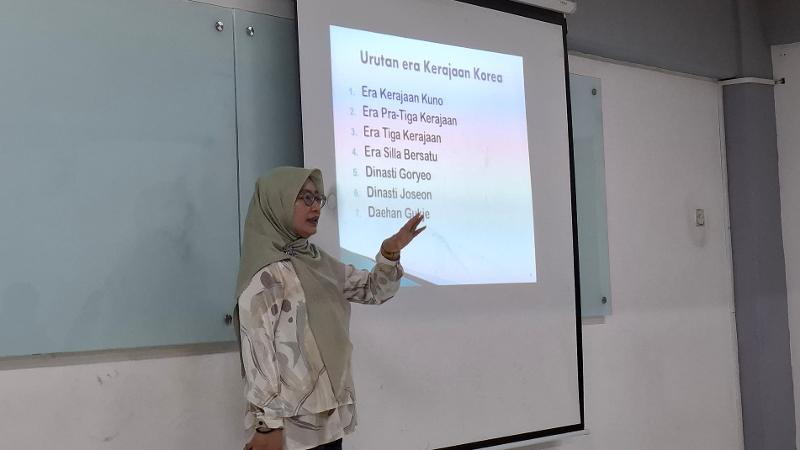 Yayah Cheriyah menjelaskan sejarah Korea dalam Kelas Satu Hari sesi kedua pada tanggal 22 Agustus 2026 di Universitas Nasional, Jakarta. (Amanda Larasati) 