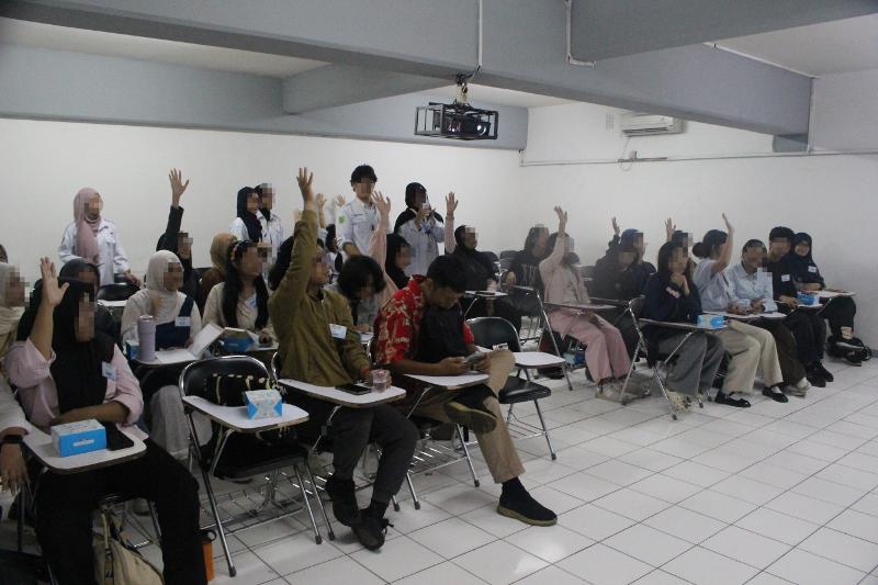 Suasana para peserta Kelas Satu Hari sesi kedua mengikuti kuis seputar sejarah Korea yang diberikan oleh Yayah Cheriyah pada tanggal 22 Agustus 2026 di Universitas Nasional, Jakarta. (HIMABAKOR UNAS)  