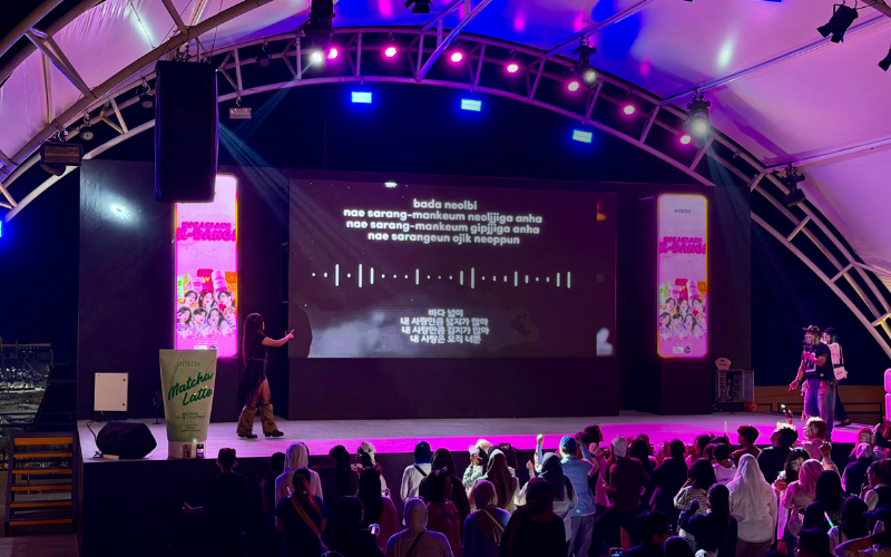 Potret peserta acara Noraebang K-Dang! menyanyikan lagu Seperti Mati Lampu dengan lirik bahasa Korea pada Sabtu (29/08/2026) di Roxy Square Jember, Jawa Timur. 
