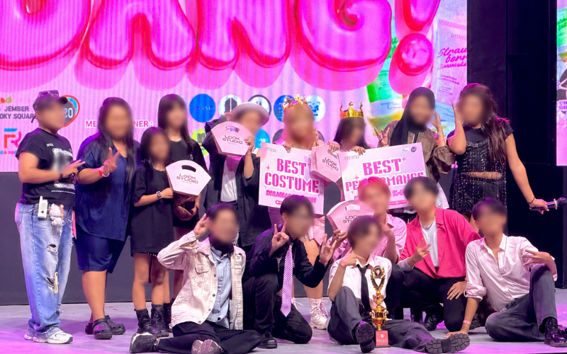 Potret sesi penghargaan kepada para pemenang berbagai kategori pada acara Noraebang K-Dang! pada Sabtu (29/08/2026) di Roxy Square Jember, Jawa Timur.  