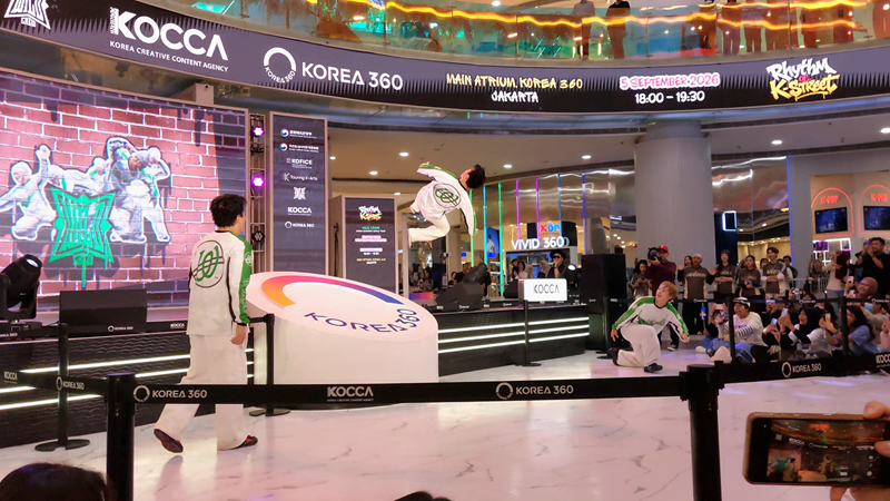 Potret keseruan pertunjukan Rhythm of K-Street saat salah satu anggota Wild Crew melompat tinggi melakukan flip di udara yang memukau penonton pada Sabtu (05/09/2026) di Main Atrium, KOREA 360, Jakarta. 