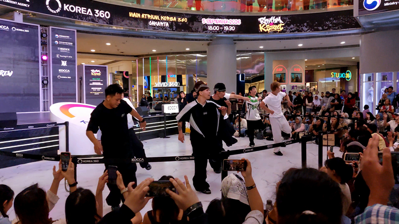 Potret pertunjukan kolaborasi Wild Crew dan B-Boy Indonesia yang disambut meriah oleh para penonton pada Sabtu (05/09/2026) di Main Atrium, KOREA 360, Jakarta. 