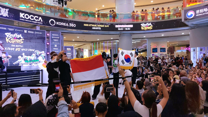 Potret akhir pertunjukan kolaborasi Wild Crew dan B-Boy Indonesia, ketika kedua tim bersama-sama mengangkat bendera Korea dan Indonesia sebagai simbol persahabatan melalui seni dan budaya pada Sabtu (05/09/2026) di Main Atrium, KOREA 360, Jakarta. 