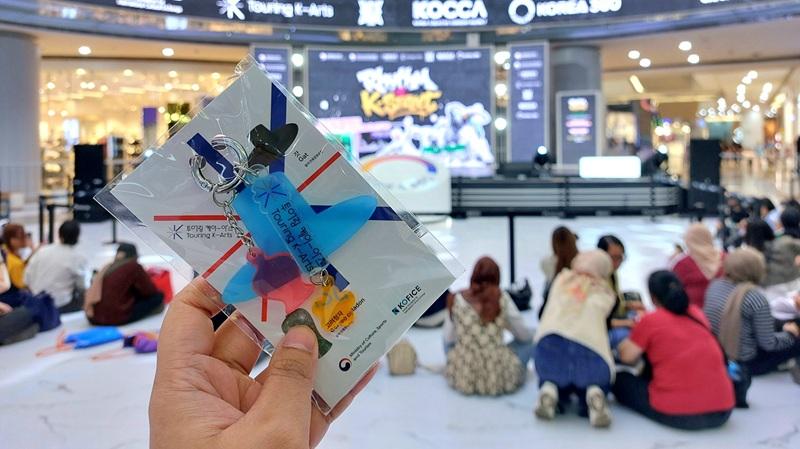 Para pengunjung dapat memperoleh suvenir spesial Touring K-Arts berupa gantungan kunci berbentuk gat, topi tradisional Korea, serta kerajinan seladon Korea dalam pertunjukan Rhythm of K-Street pada Sabtu (05/09/2026) di Main Atrium, KOREA 360, Jakarta.  