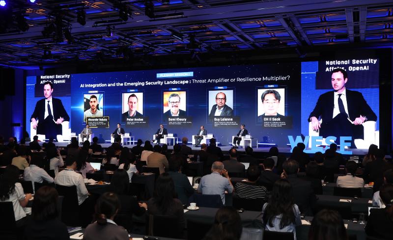 Para peserta World Emerging Security Forum (WESF) 2026 berdiskusi tentang Risiko dan Peluang dalam AI dan Keamanan di Grand Hyatt Seoul, Yongsan-gu, Seoul, pada tanggal 9 September 2026. 