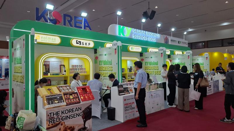 Suasana pengunjung di stan produk Korea pada JIPREMIUM 2026 hari pertama tanggal 3 September 2026 di JICC, Jakarta.  