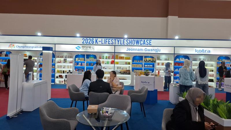Potret stan 2026 K-Lifestyle Showcase yang menampilkan produk-produk unggulan dari Provinsi Chungcheongnam, Provinsi Gyeongsangbuk, Jeonnam-Gwangju, serta perusahaan Korea yang bekerja sama dengan KOTRA Jakarta di JIPREMIUM 2026. 