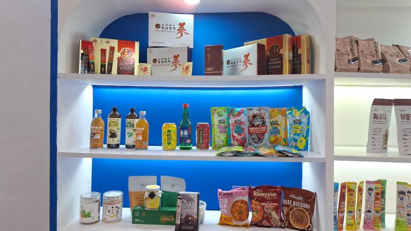 Beberapa contoh produk makanan, minuman, dan ginseng Korea yang ditampilkan di stan 2026 K-Lifestyle Showcase pada JIPREMIUM 2026 hari pertama tanggal 3 September 2026 di JICC, Jakarta. 