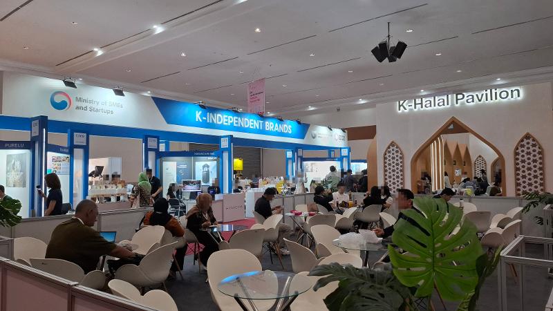 K-Halal Pavilion di JIPREMIUM 2026 menyajikan produk-produk Korea yang telah bersertifikat halal sebagai upaya pemerintah Korea untuk mendorong perluasan produk halal di Indonesia. 