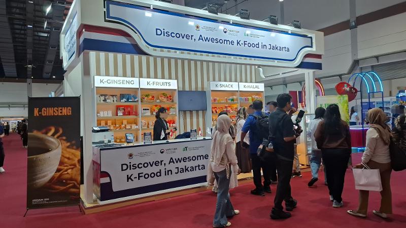 Stan Discover, Awesome K-Food in Jakarta di JIPREMIUM 2026 yang digelar oleh Kedutaan Besar Republik Korea di Indonesia menyuguhkan berbagai produk K-Ginseng, K-Fruits, K-Snack, dan K-Halal yang dapat pengunjung cicipi. 