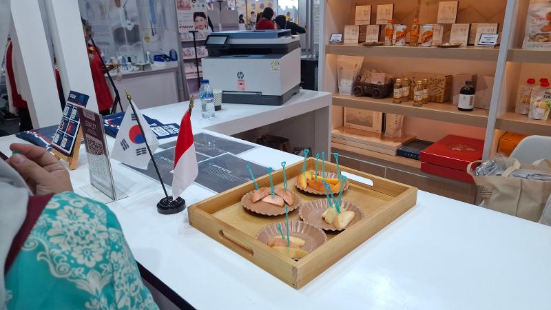 Stan Kedubes Korea di JIPREMIUM 2026 menawarkan sampel buah Korea seperti persik dan nektarin untuk pengunjung pada tanggal 3 September 2026 di JICC, Jakarta. 