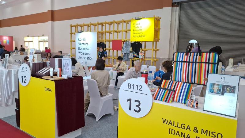 Stan KOVWA mengangkat potensi UMKM dan perusahaan rintisan wanita Korea dengan mempromosikan produk-produk mereka di JIPREMIUM 2026.  