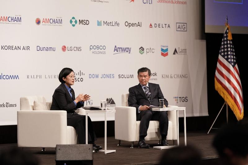 Perdana Menteri Han Seong-sook (kiri) menjelaskan kepada Ketua American Chamber of Commerce in Korea (AMCHAM) James Kim upaya pemerintah untuk memperbaiki regulasi dan menjamin lingkungan bisnis yang adil bagi perusahaan asing dalam jamuan makan siang khusus AMCHAM di Hotel Shilla, Jung-gu, Seoul, pada tanggal 11 September 2026.