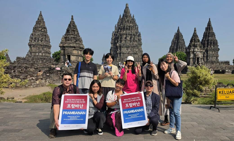 Kepala KSI Yogyakarta, Surya Agung Nugroho; pengajar bahasa Korea, Kim Seulgi; serta lima peserta KSI Yogyakarta mengunjungi Candi Prambanan di Yogyakarta untuk mendukung proyek brosur Prambanan edisi bahasa Korea tahun 2026. 
