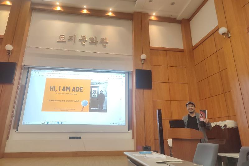 Tsugaeda sedang mempresentasikan dirinya dan karyanya di Toji Cultural Center pada tanggal 25 September 2024 dalam program Residensi Penulis di Wonju, Korea. (Tsugaeda) 