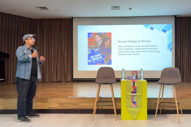 Tsugaeda sedang mempresentasikan karyanya dalam acara bincang buku pada 9 September 2026 di Multifunctional Hall, KCCI. (Annisa Alifadhila) 