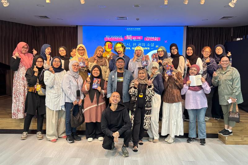 Foto bersama Tsugaeda dan para peserta acara bincang buku pada 9 September 2026 di Multifunctional Hall, KCCI. (KCCI)  