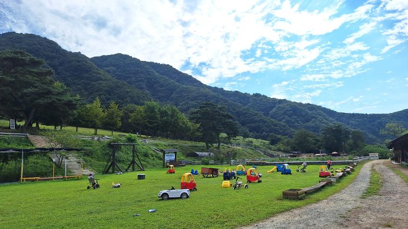 Area bermain anak-anak yang terdapat di depan kafe di Happy Chowon Farm, Kota Chuncheon, Provinsi Gangwon. Foto tersebut diambil pada tanggal 8 September 2026. 