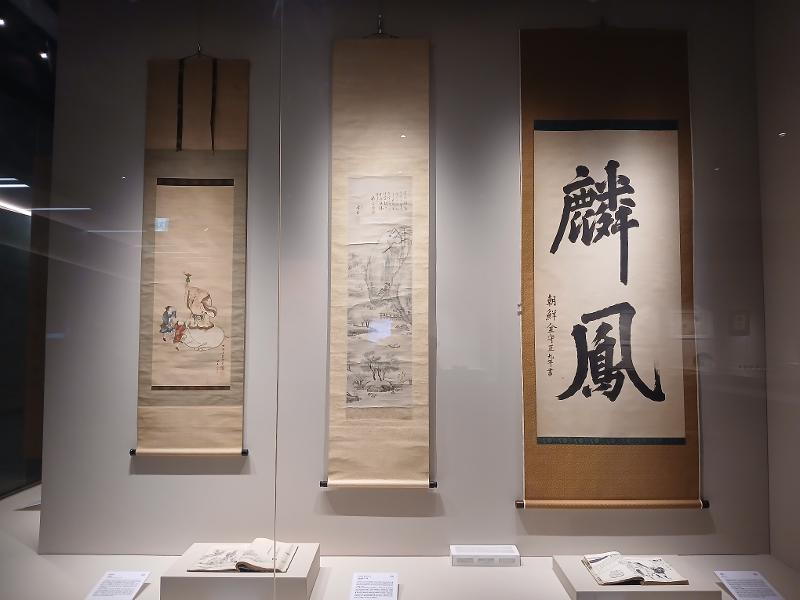 Berbagai karya seni terkait Joseon Tongsinsa, termasuk kaligrafi di sebelah kanan yang diberikan oleh salah seorang anggota rombongan kepada pihak Jepang. Foto diambil pada tanggal 4 September 2026 di Museum Busan yang terletak di Nam-gu, Busan.  