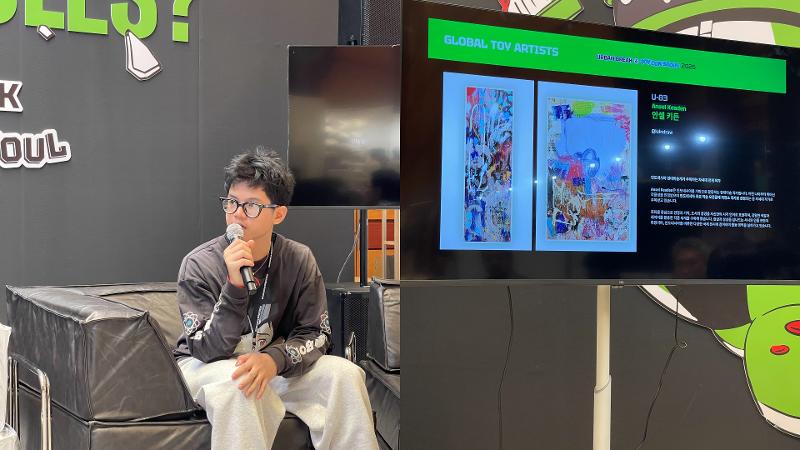 (Kiri) Ansel Keaden menerima wawancara pada tanggal 30 Juli 2026 di Urban Break & Toy Con Seoul 2026 di COEX, Seoul. (Kanan) Profil Ansel Keaden ditampilkan di layar presentasi pada sesi wawancara. 