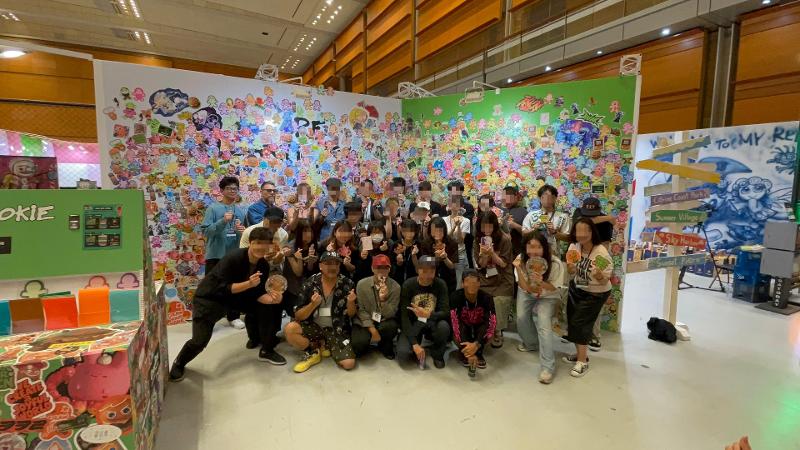 Ansel berfoto bersama rekan seniman dan staf Urban Break & Toy Con Seoul 2026 pada tanggal 2 Agustus 2026 di COEX, Seoul. 