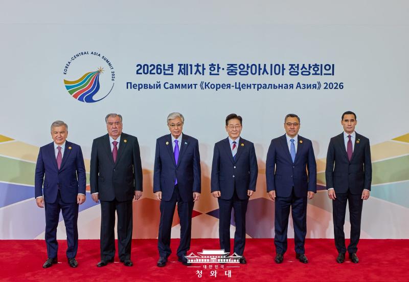 Presiden Lee Jae Myung (keempat dari kiri) berfoto bersama para pemimpin negara yang menghadiri KTT Korea-Asia Tengah pertama 2026 di sebuah hotel di Seoul pada tanggal 16 September 2026. Dari kiri ke kanan: Presiden Uzbekistan Shavkat Mirziyoyev, Presiden Tajikistan Emomali Rahmon, Presiden Kazakhstan Kassym-Jomart Tokayev, Presiden Lee, Presiden Kirgizstan Sadyr Japarov, dan Presiden Turkmenistan Serdar Berdimuhamedov. (Cheong Wa Dae)