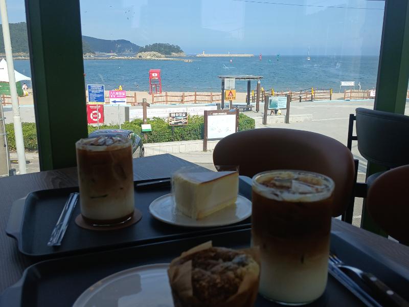 Gambar ini diambil penulis saat mengunjungi sebuah kedai kopi yang berada di Pantai Dadaepo Busan pada tanggal 3 Agustus 2026. 