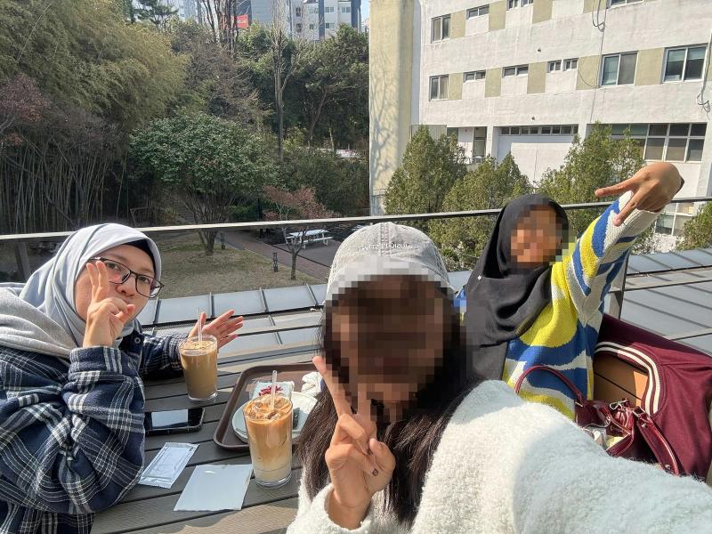 Penulis bersama dua teman kuliah menikmati kegiatan 'kagong' di salah satu kedai kopi di dalam area kampus Pusan National University (PNU) pada tanggal 30 Maret 2026. 