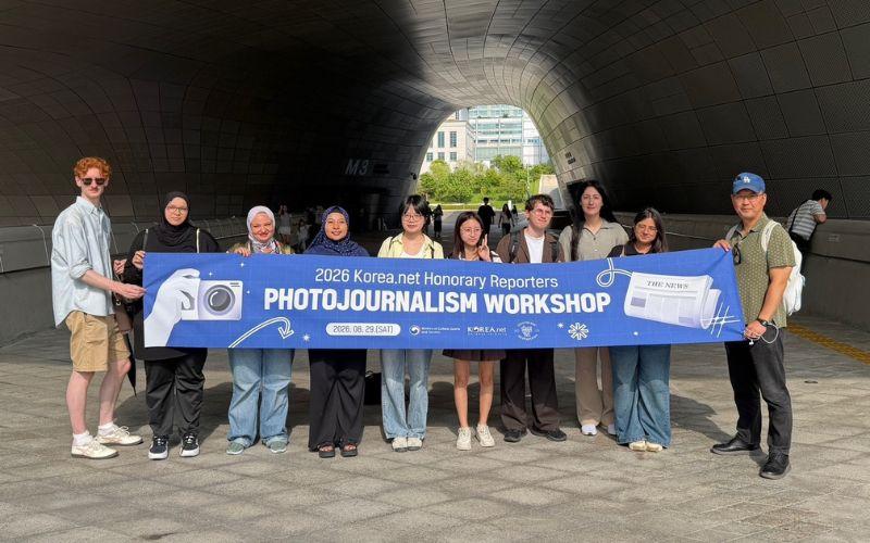 Peserta luring lokakarya foto jurnalistik dari Korea.net melakukan sesi praktik pada Sabtu (29/8/2026) di Dongdaemun Design Plaza (DDP), Seoul (Korea.net). 