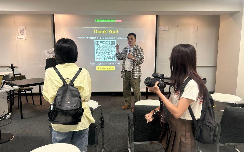 Ha Sang-yun, jurnalis foto The Hankook Ilbo, memberikan penjelasan sesi praktik kepada peserta luring lokakarya foto jurnalistik pada Sabtu (29/8/2026) di IGM Global Management Institute, Jung-gu, Seoul. (Hanum Nur Aprilia) 