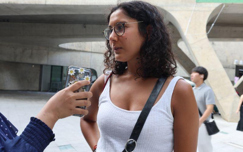 Potret sesi wawancara dengan Ines, wisatawan dari Portugal, dalam sesi praktik lokakarya jurnalistik pada Sabtu (29/8/2026) di Deongdaemun Design Plaza (DDP), Seoul. (Yang Shiwei)  