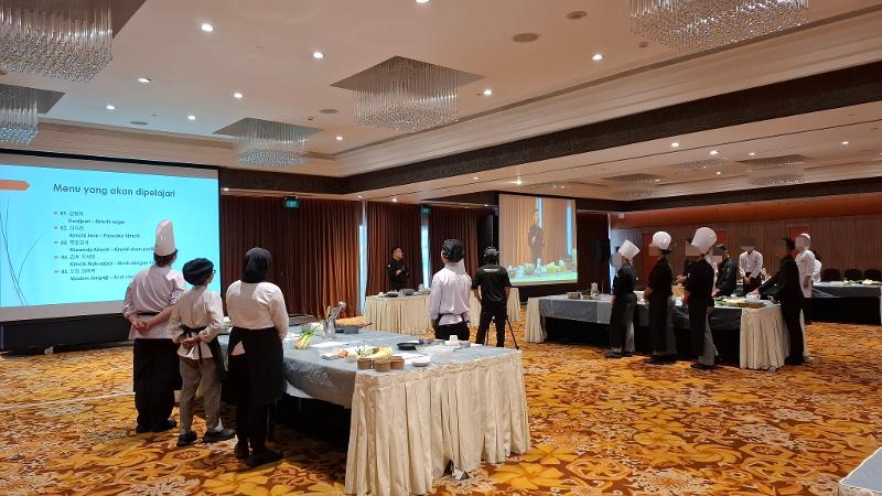 Suasana kelas memasak All About Kimchi yang dipandu oleh Yoon Hee Seob dan dihadiri oleh mahasiswa JIHS dan peserta umum tanggal 13 September 2026 di Hotel Borobudur Jakarta. 