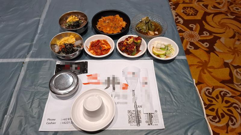 Potret hasil masakan penulis dan tim yang terdiri dari geotjeori, kimcijeon, oisobagi, kimci muksabal, dan modum janggaji di kelas memasak All About Kimchi tanggal 13 September 2026 di Hotel Borobudur Jakarta. 