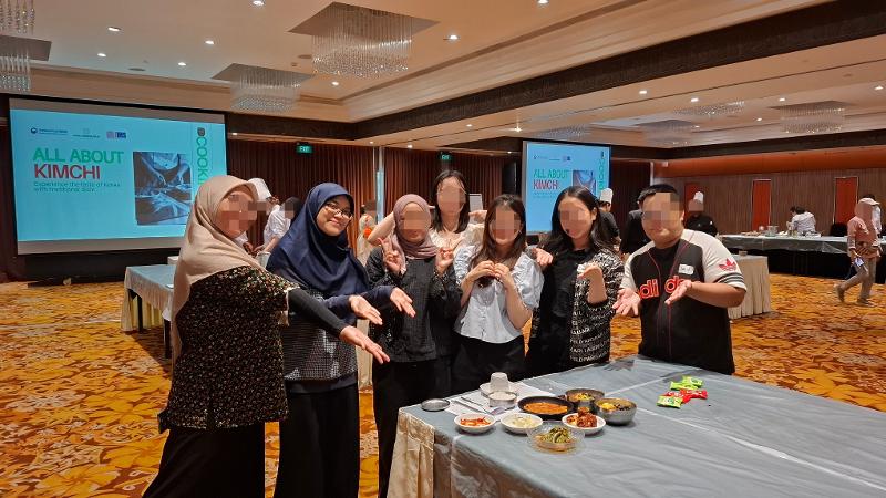 Penulis dan rekan-rekan sekelompok berfoto dengan hasil masakan pada kelas memasak All About Kimchi tanggal 13 September 2026 di Hotel Borobudur Jakarta. 