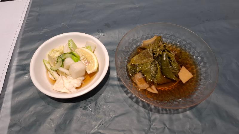 Acar sayuran Korea buatan kelompok penulis (kiri) dan buatan Yoon Hee Seob (kanan) pada kelas memasak All About Kimchi tanggal 13 September 2026 di Hotel Borobudur Jakarta. 