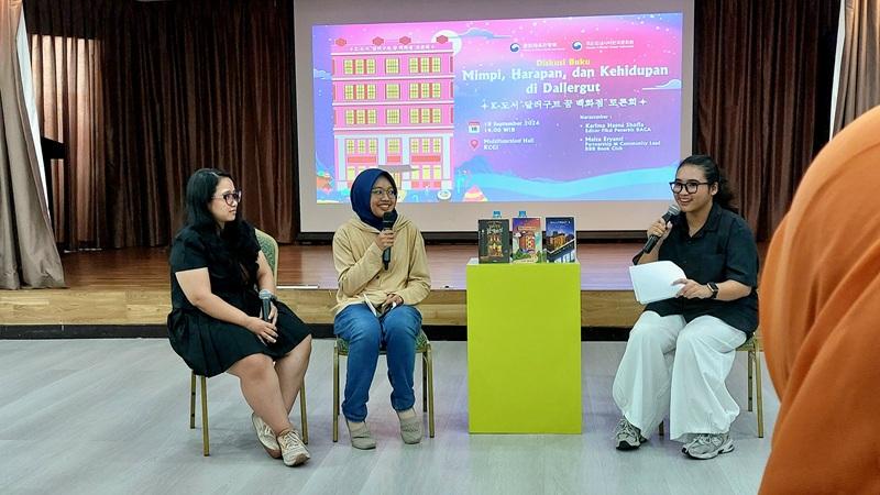 Dari kiri ke kanan: Meita Eryanti, penanggung jawab kemitraan dan komunitas Buibu Baca Buku (BBB); Karima Hasna Shofia, editor fiksi Penerbit BACA; dan staf KCCI selaku moderator dalam acara Diskusi Buku: Mimpi, Harapan, dan Kehidupan di Dallergut (18/09/2026) di KCCI.  