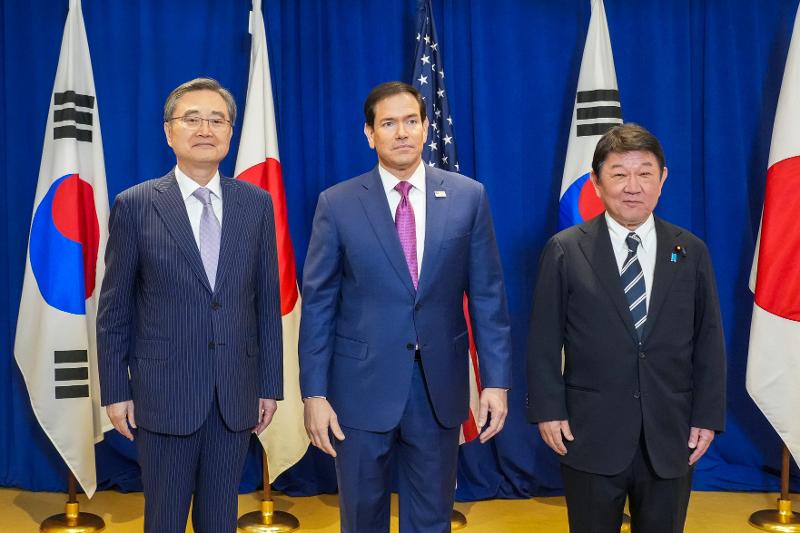 Menteri Luar Negeri Cho Hyun (pertama dari kiri), Menteri Luar Negeri Amerika Serikat Marco Rubio, dan Menteri Luar Negeri Jepang Toshimitsu Motegi berfoto bersama sebelum menggelar pertemuan di New York, Amerika Serikat, pada tanggal 21 September 2026 (waktu setempat). (Kementerian Luar Negeri)